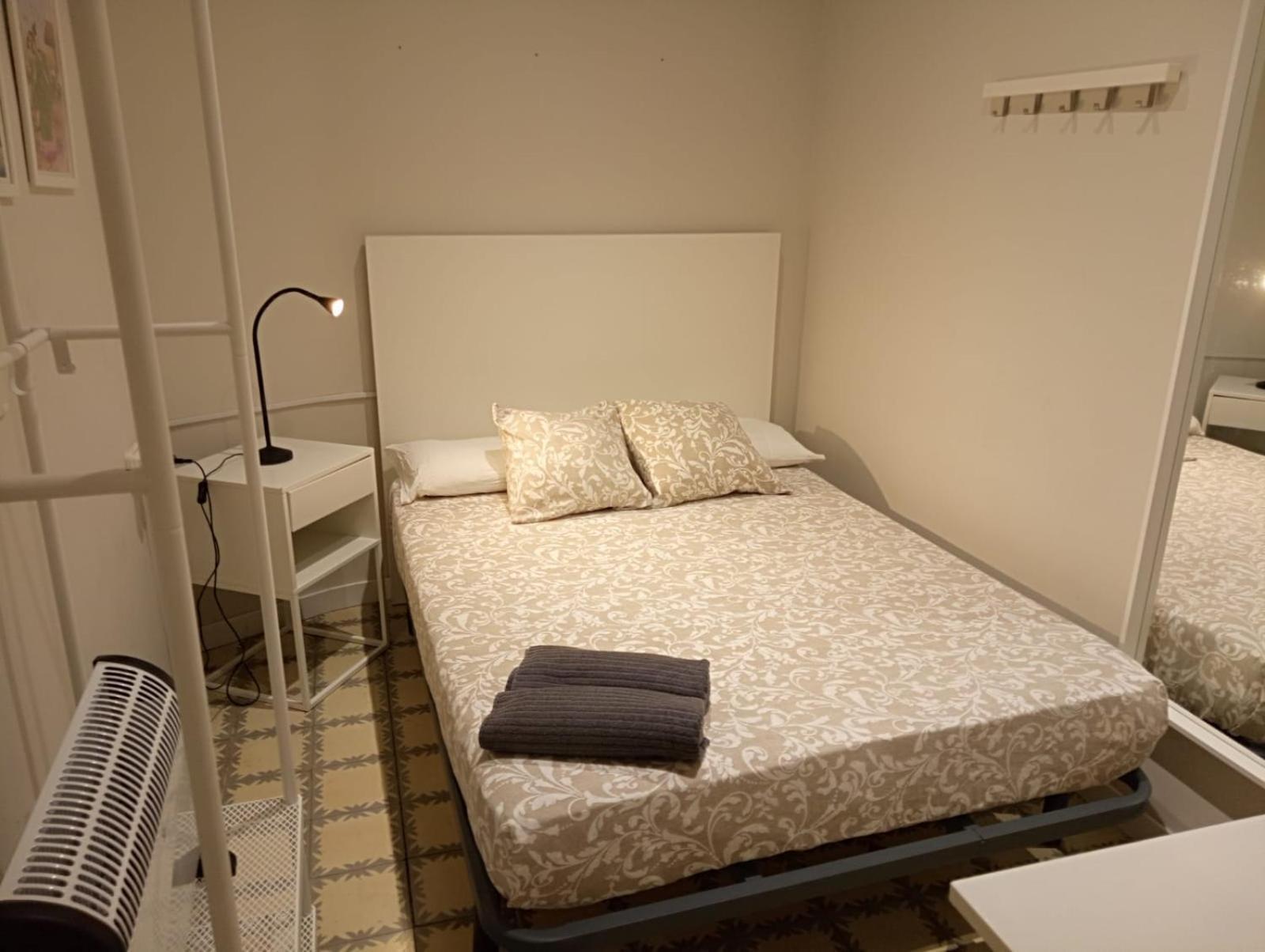 Amat Private Near Plaza Universitat Hostel *